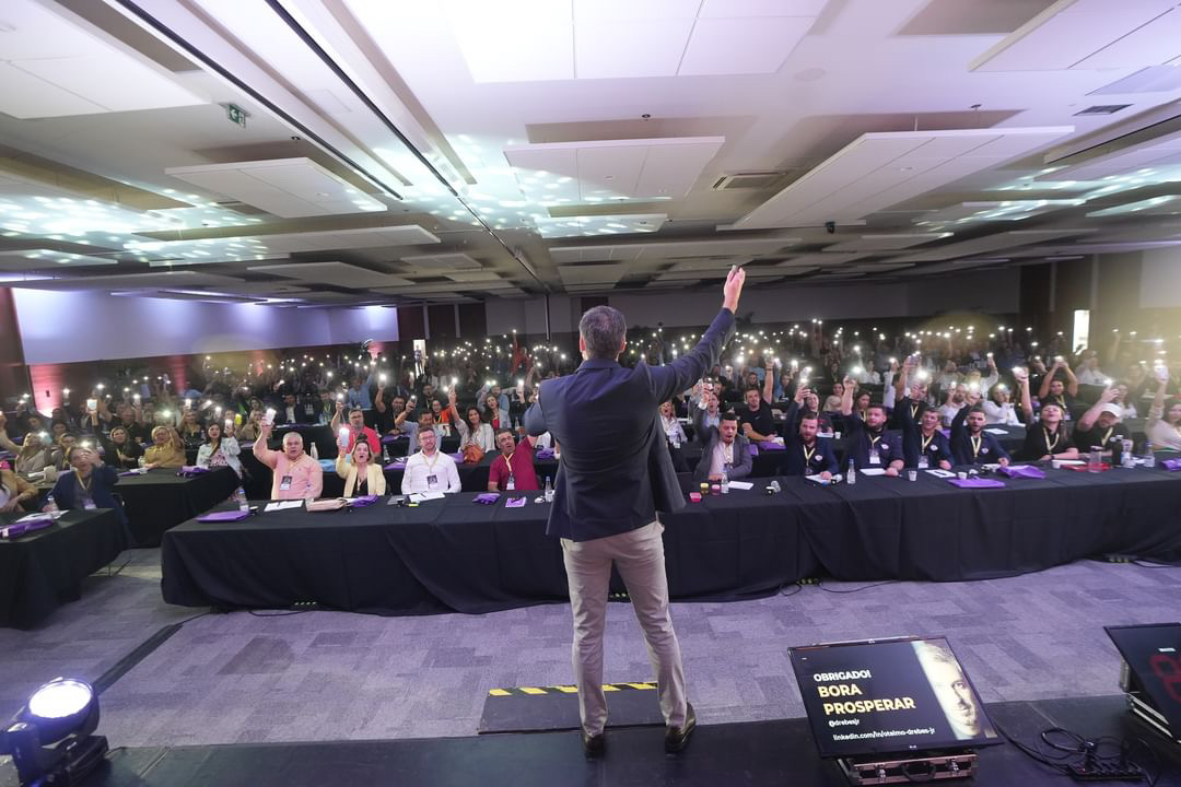 Otelmo Drebes Jr. palestrando para centenas de lojistas